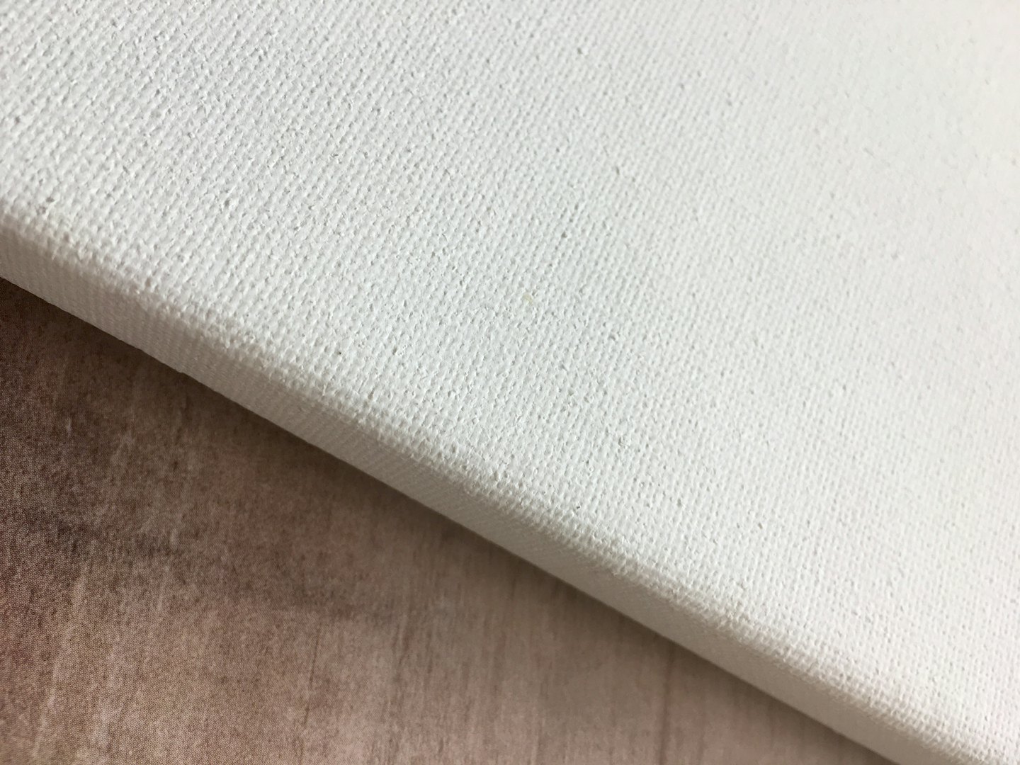 Tkana faktura pustego, białego płótna malarskiego.